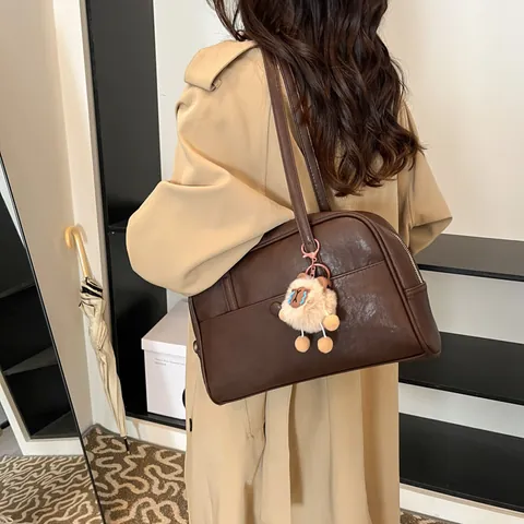 Koreaanse Vintage PU Leren Schoudertas Voor Dames Mode Tote Onderarmtas Met Pluche Charm Casual Dagelijkse Handtas