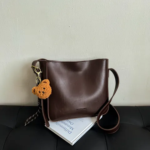 Sac Seau Vintage Femme Grande Capacité Cuir PU Sac à Bandoulière Avec Pendentif Ours Mode Rétro Impression de Lettres Tote