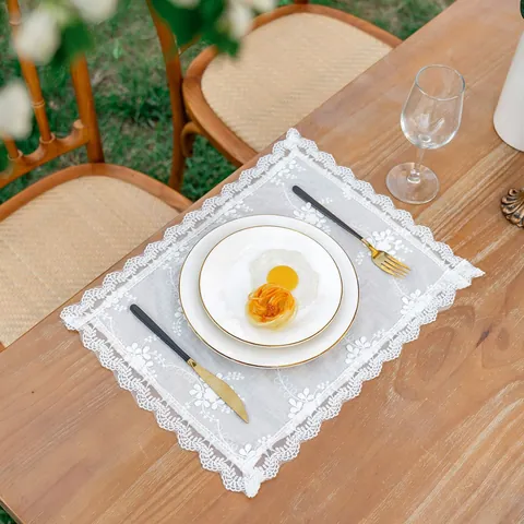 Set de Table Vintage Français en Dentelle Blanche Coton Lin Brodé Floral Bord Ondulé pour Décoration de Mariage Fête Maison Fond de Photographie