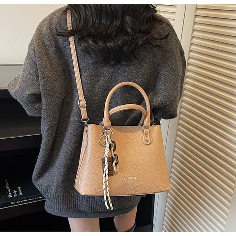 Women PU Leather Litchi Grain Tote Bag Fashion Letter Print Large Capacity Shoulder Crossbody Handbag With Pendant Simple Urban Style Bag