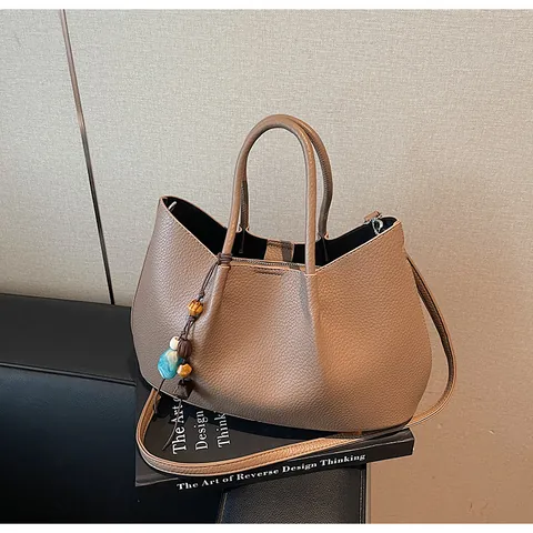 Retro Große Kapazität Damen Tote Bag Weiches PU Leder Lychee Muster Umhängetasche Mit Perlenanhänger Einfache Urban Handtasche