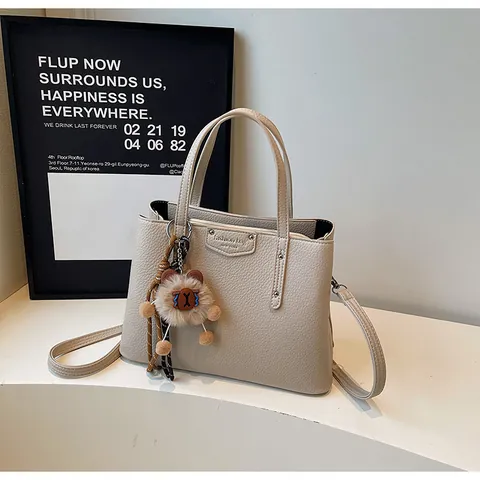 Borsa Tote da Donna in Pelle PU con Grana di Litchi e Ciondolo in Peluche Moda Grande Capacità Borsa a Tracolla Giornaliera