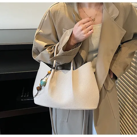 Retro Große Kapazität Damen Tote Bag Weiches PU Leder Lychee Muster Umhängetasche Mit Perlenanhänger Einfache Urban Handtasche