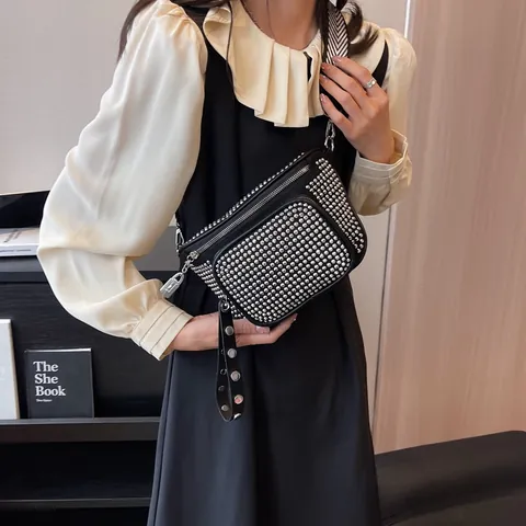 Sac Bandoulière Femme Mode Strass Cuir PU Sac Banane à Clous Avec Bandoulière Large Réglable Tendance Urbaine Sac de Poitrine