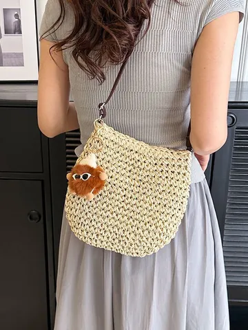 Dames Mode Stro Geweven Schoudertas Casual Hol Papieren Touw Strand Crossbody Tas Met Leuke Pluche Hanger Voor Vakantie