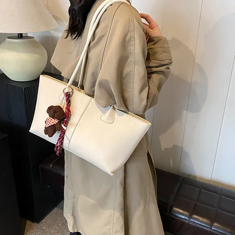 Grote Capaciteit Tote Bag Voor Vrouwen PU Leer Minimalistische Schoudertas Met Beer Hanger Dagelijks Woon Werkverkeer Tas