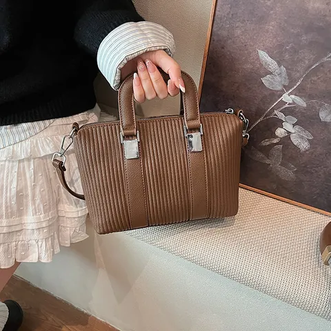 Sac à Main en Cuir PU à Plis Verticaux pour Femmes Sac à Bandoulière Vintage Avec Matériel en Argent Casual Tote Bag