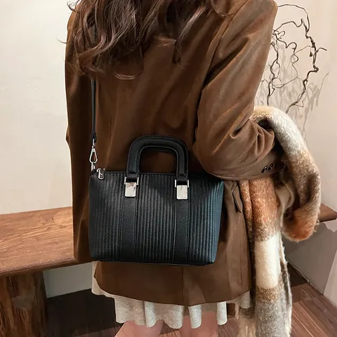 Sac à Main en Cuir PU à Plis Verticaux pour Femmes Sac à Bandoulière Vintage Avec Matériel en Argent Casual Tote Bag