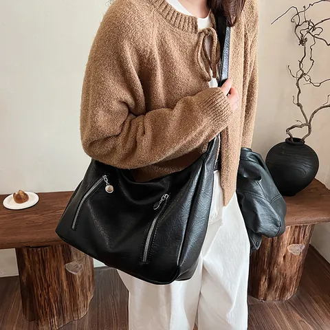 Sac Hobo Vintage en Cuir PU Grande Capacité Sac à Bandoulière Femme Avec Décor à Glissière Sangle Réglable Fourre-tout