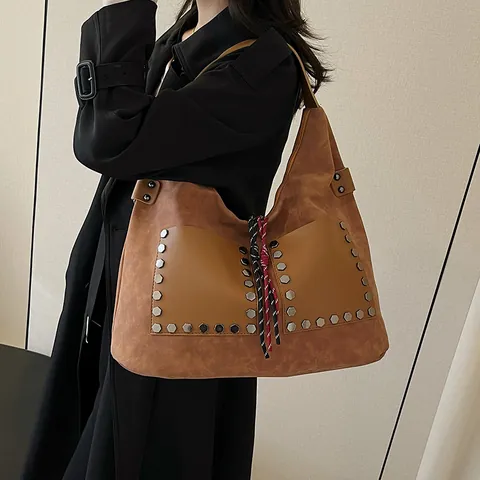 Borsa Tote in Pelle PU con Texture Scamosciata Vintage Grande Capacità Decorazione con Rivetti Borsa a Tracolla Donna Casual Hobo