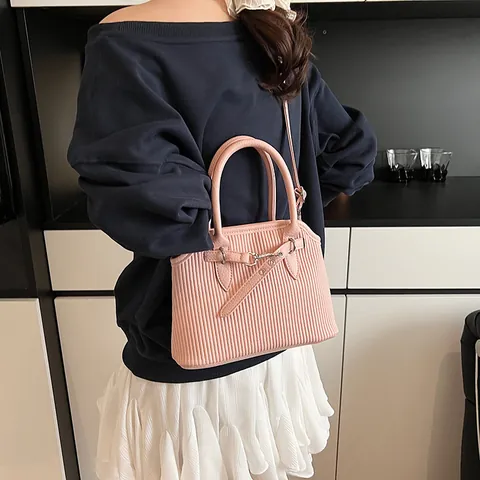 Dames Mode Verticale Plooien PU Leer Tote Tas Grote Capaciteit Crossbody Handtas Met Decoratieve Gesp Riem Dagelijks Woonwerkverkeer Reizen Schoudertas