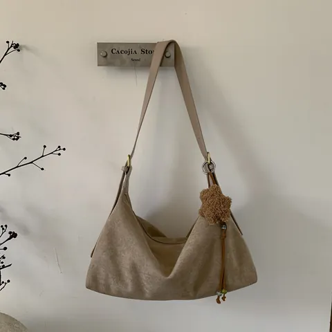 Bolso Hobo de Gran Capacidad de Ante Vintage Para Mujer Casual Retro Tote Bolso de Hombro Con Colgante de Peluche Ajustable