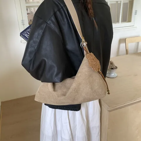 Bolso Hobo de Gran Capacidad de Ante Vintage Para Mujer Casual Retro Tote Bolso de Hombro Con Colgante de Peluche Ajustable