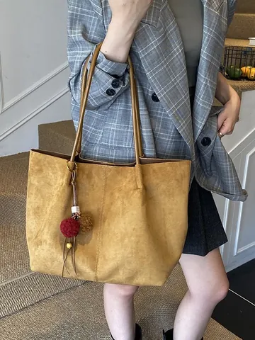 Bolso Tote de Cuero PU Gamuza de Gran Capacidad para Mujer Vintage Simple Bolso de Hombro con Colgante de Borla y Pompón