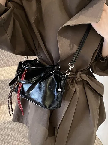 2025 Nieuwe Glanzende PU-lederen Dames Boston Tas Minimalistische Retro Schoudertas Crossbody Met Hanger Veelzijdige Handtas