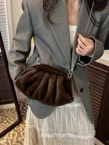 Sac Nuage Plissé en Peluche pour Femmes Sac à Épaule en Fausse Fourrure Avec Chaîne Argentée Sacoche Mode Automne Hiver