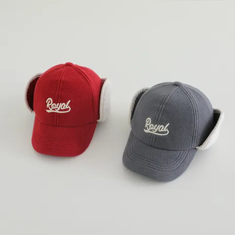 Kleinkinder Winter Warme Ohrenklappen Baseballkappe Polarfleece Verdicktes Lammfell-Imitat Futter Royal Stickerei Winddichte Mütze