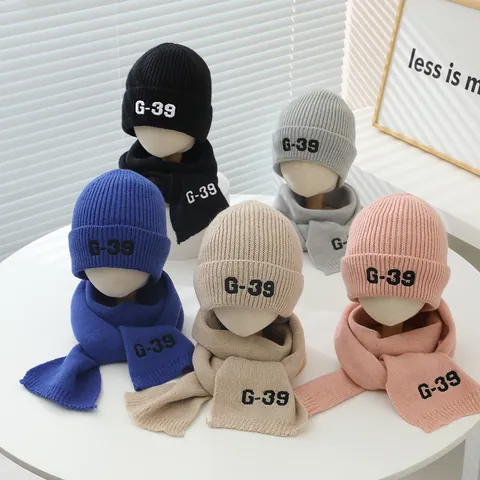 Kinderen Winter Gebreide Muts En Sjaal Set G-39 Letter Borduurwerk Dikke Fleece Voering Oorbescherming Warme Beanie Jongens Meisjes