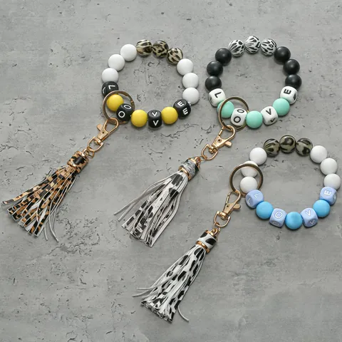 Bracciale Portachiavi in Silicone con Perline e Nappina Leopardata Perline con Lettere LOVE Portachiavi da Polso da Donna Fatto a Mano