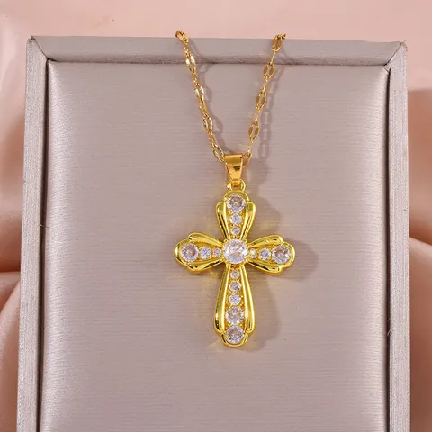 Luxury Copper Zirconia Hollow Cross Pendant Necklace Gold Plated Lips Chain Religious Jewelry Daily Decoration For Women