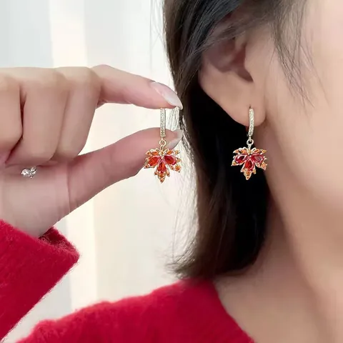 Lussuosi Orecchini a Cerchio Huggie con Foglia di Acero in Rame e Zircone Oro Placcato Pendenti Foglia di Cristallo Donna