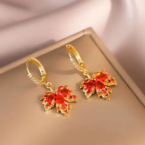 Lussuosi Orecchini a Cerchio Huggie con Foglia di Acero in Rame e Zircone Oro Placcato Pendenti Foglia di Cristallo Donna