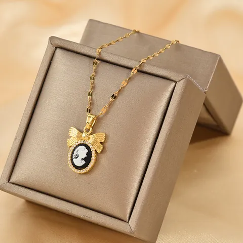 Collier Pendentif Camée Portrait Vintage avec Nœud Papillon pour Femme Luxe Cuivre Incrusté de Zirconia Plaqué Or Bijoux