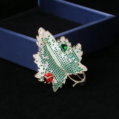 Elegante Spilla a Foglia in Rame Placcato Oro Con Zircone Verde E Pin in Smalto Coccinella Rossa Per Accessorio Da Donna