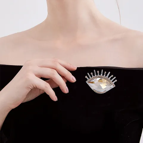 Luxury Alloy Evil Eye Brooch Pin For Women Inlaid Rhinestone Fashion Retro Brooch Pin For Suit Coat Sweater Scarf Decoration