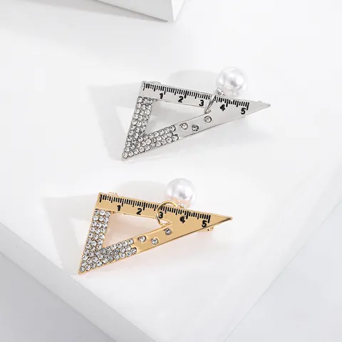 Spilla Creativa in Lega a Squadra Triangolare Con Strass e Perla Artificial Sintetica Accessorio Moda per Abiti Uomo Donna