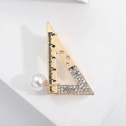 Spilla Creativa in Lega a Squadra Triangolare Con Strass e Perla Artificial Sintetica Accessorio Moda per Abiti Uomo Donna