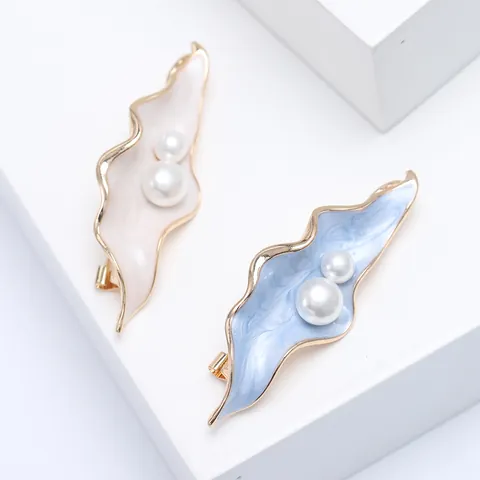 Elegant Enamel Wave Leaf Pearl Brooch Vintage Gold Plated Alloy Breastpin For Coat Suit Women Fashion Accessories Jewelry Gift