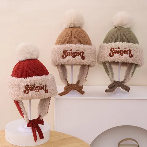 Gorro De Trampero De Invierno Para Niños De Punto Cálido Con Pompon Y Orejeras Forro De Piel Sintética Bordado De Letras Cortavientos
