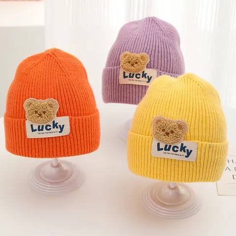 Berretto in Maglia Invernale per Bambini in Poliestere a Costine Con Simpatica Toppa a Orsetto Etichetta Lucky per Ragazzi Ragazze