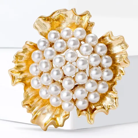 Elegant Artificial Pearl Flower Brooch Pin For Women Alloy Wavy Petal Vintage Floral Jewelry Accessory For Suits Coats Wedding Party