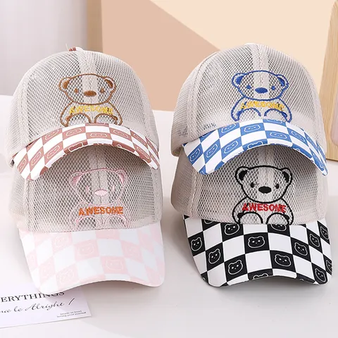 Casquette de Baseball en Maille pour Bébés Enfants Respirante Chapeau de Soleil Été Broderie Ours Dessin Animé Motif à Damiers Ajustable