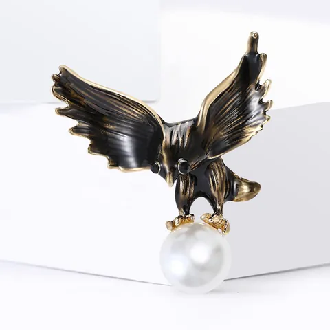 Spilla ad Aquila in Lega Smaltata Vintage Con Perla Artificial Sintetica Forma di Animale Pin per Revers Uomo Gioielli Decorativi