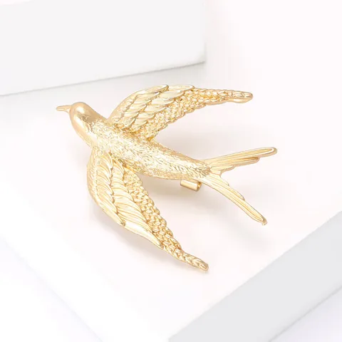 Vintage Matte Gold Alloy Swallow Bird Brooch For Women Elegant Animal Lapel Pin For Suit Coat Fashion Jewelry Accessory Gift
