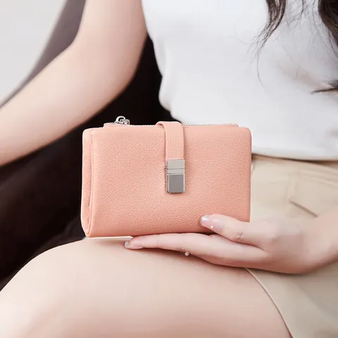 Portefeuille Court en Cuir PU pour Femmes Avec Protection RFID Mode Boucle en Métal Pliage en Trois Grande Capacité Porte Cartes Porte Monnaie