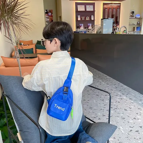 Sac de Poitrine en Nylon pour Enfants Mode Impression de Lettres Sac Bandoulière Réglable pour Garçons Filles Décontracté Extérieur