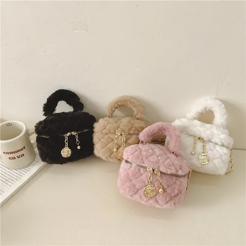 Mode Enfants Peluche Matelassé Sac à Bandoulière Chaîne en Métal Breloque Fleur Mini Sac à Main Pour Filles Femmes Accessoires d'Hiver