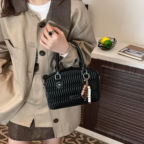 Damen Vintage Gesteppt Plissiert Handtasche PU Leder Schulter Umhängetasche Mit Perlenanhänger Mode Pendler Tasche