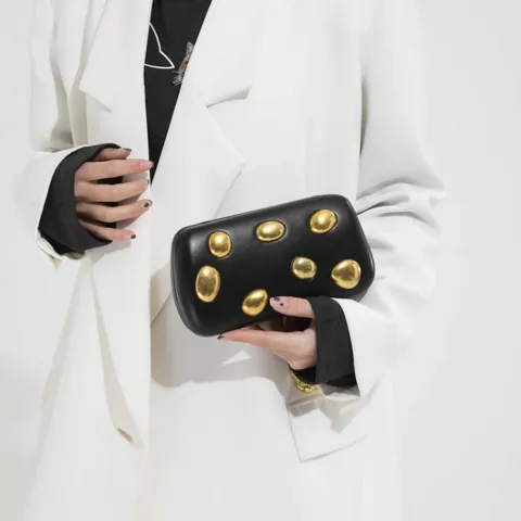 Damen Modern PU Leder Umhängetasche Mit Gold Kieselstein Dekor Kleine Quadratische Abend Clutch Mit Schlangenknochen Kette Schultergurt