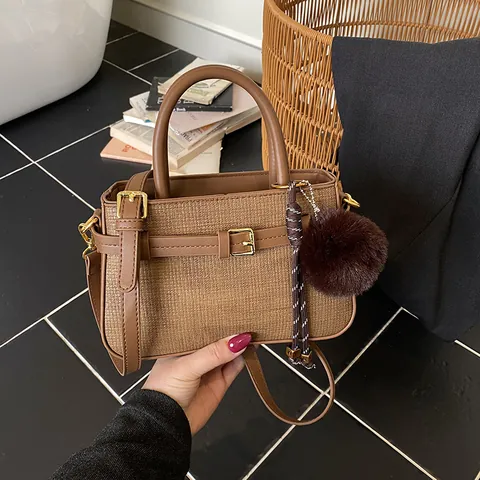 Bolso de Mano de Mujer de Cuero PU con Textura Tejida Vintage Con Colgante de Bola de Felpa Bolso de Hombro de Color en Contraste para Oficina