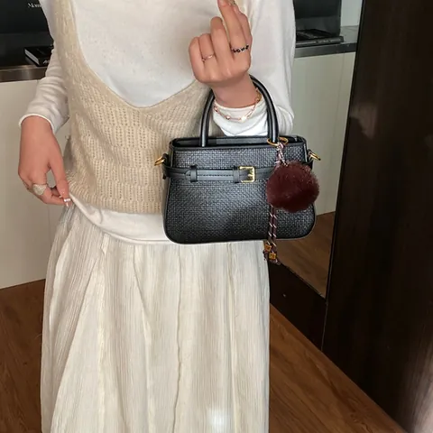 Bolso de Mano de Mujer de Cuero PU con Textura Tejida Vintage Con Colgante de Bola de Felpa Bolso de Hombro de Color en Contraste para Oficina