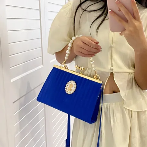Vintage Cameo Pleated Handbag For Women Elegant Artificial Pearl Handle Shoulder Crossbody Bag High End Evening Party Purse PU Leather Metal Frame