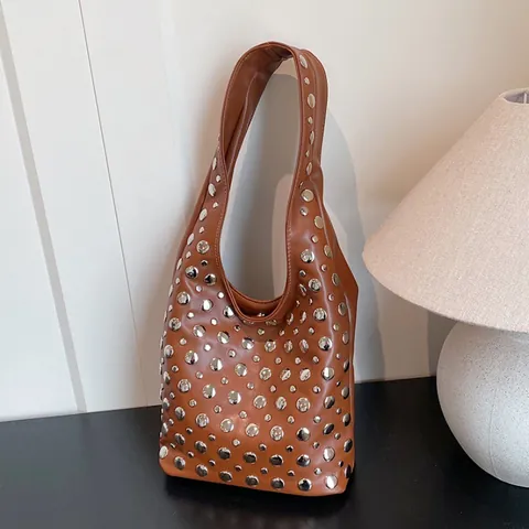 Bolso Hobo de Cuero PU Decorado con Remaches para Mujer Estilo Punk Bolso de Axila Color Sólido Gran Capacidad Bolso de Hombro