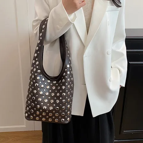 Bolso Hobo de Cuero PU Decorado con Remaches para Mujer Estilo Punk Bolso de Axila Color Sólido Gran Capacidad Bolso de Hombro