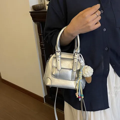 Borsa a Conchiglia in Pelle PU Mini da Donna Tinta Unita Chic Borsa a Tracolla Con Ciondolo Gelato All'uncinetto