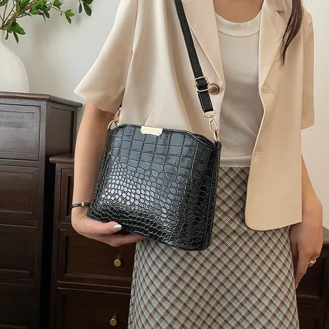 Sac à Épaule Vintage Femme Motif Crocodile en Cuir PU Élégant Sac Bandoulière Brillant Avec Accessoires Dorés Bureau